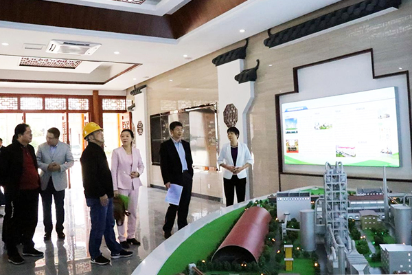調研組參觀(guān)主廠(chǎng)房一樓展示廳、智能中央控制室01.jpg